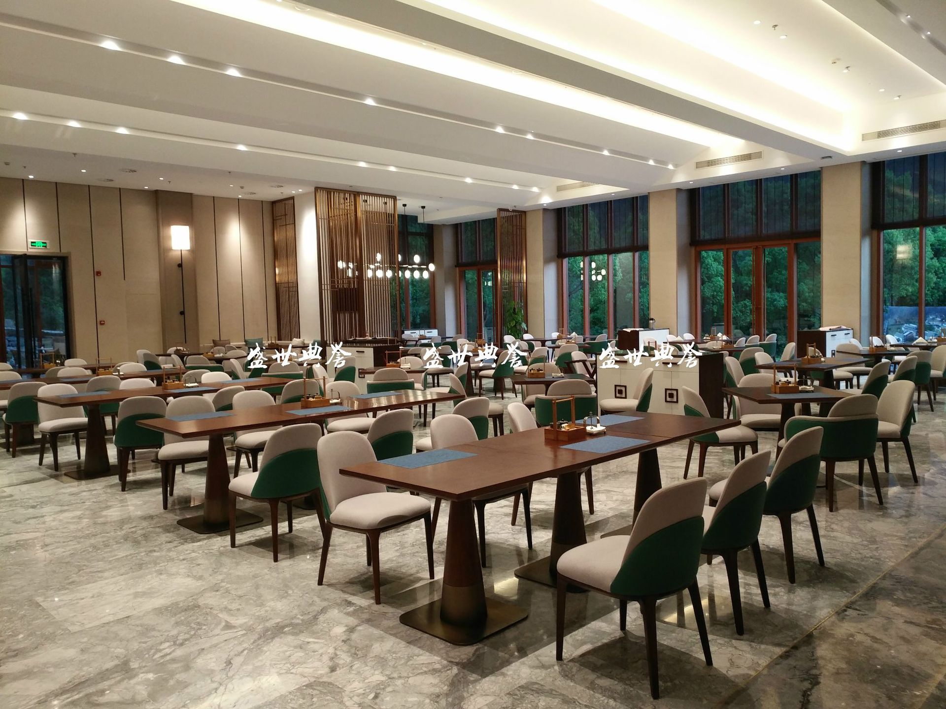 餐厅卡座沙发定制深圳行一家具公司出品西餐厅布艺沙发现代中式价格(图1)